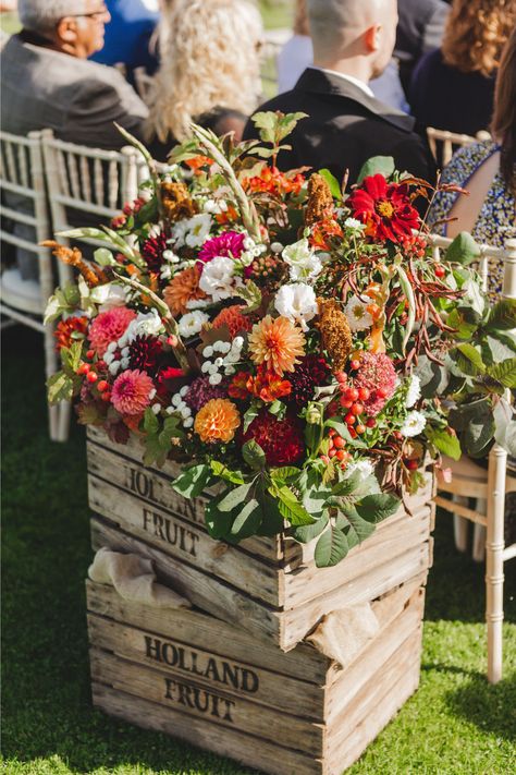 Floor Alter Flowers, Fall Ceremony Flowers, Flower Market Wedding, Outdoor Wedding Ceremony Decorations, Autumn Outdoor Wedding, Vintage Wedding Flower Arrangements, Floral Columns, Natural Wedding Bouquet, Barn Wedding Flowers