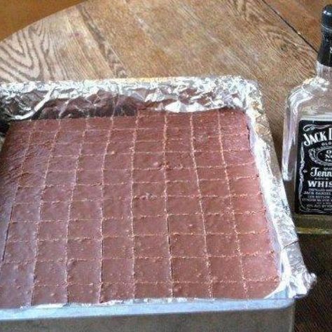 JACK DANIEL'S FUDGE. Definitely making this for the holidays this year. Alcoholic Food, Whiskey Desserts, Festa Jack Daniels, Jack Daniels Recipes, Jack Daniels Fudge, Boozy Cupcakes, Funnel Cake Recipe, Whiskey Recipes, Fudgy Brownie