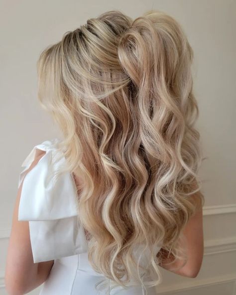 Half-Up Wavy Pony with Added Volume Cute Quick And Easy Hairstyles, Curls For Prom, Braided Prom Hairstyles, Medium Hair Ponytail, Prom Hairstyles With Bangs, Twisty Hairstyles, Half Pony Hairstyles, Wedding Ponytail Hairstyles, Easy Braided Updo