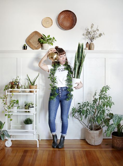 DIY Plant Lady Costume - The perfect costume for all the plant lovers out there! Great last minute costume idea #diy #halloween #halloweencostume #lastminutecostume Plant Lady Costume, Easy Costume, Crazy Plant Lady, Last Minute Costumes, Unique Halloween Costumes, Plain White Tee, Easy Costumes, Diy Valentines Crafts, Easy Halloween Costumes