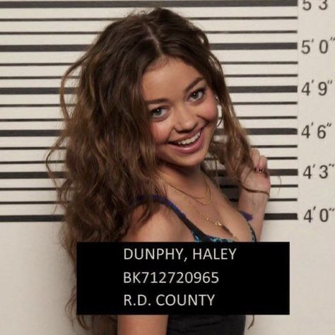 Haley Dunphy Icon, Hayley Dunphy, Hailey Modern Family, Hailey Dunphy, Haley Dunphy, Mug Shot, Sarah Hyland, Baby Faces, Most Beautiful Eyes