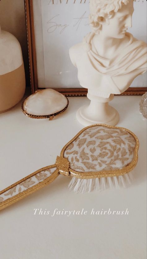 Vintage Hairbrush Aesthetic, Aesthetic Hairbrush, Aesthetic Hair Brush, Hairbrush Aesthetic, Vintage Hairbrush, Old Fashioned Hairstyles, Gold Aesthetic, Inspiration Instagram, December 2024