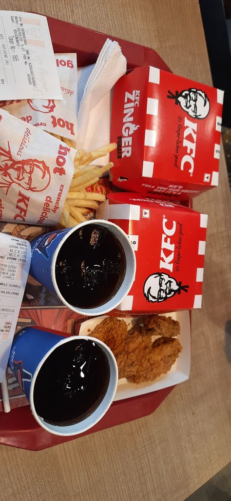 Meal Snap, Kfc Zinger, Cute Backgrounds For Iphone, Dark Food Photography, Party Drinks Alcohol, Snap Streak Ideas Easy, Foodie Instagram, Hotel Food, Starbucks Coffee Recipes