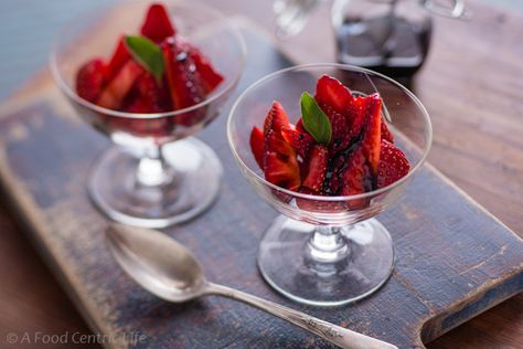 Strawberries with Balsamic Reduction Balsamic Strawberries, Strawberry Gluten Free, Epicure Recipes, Sweet Dips, Balsamic Reduction, Healthy Desserts Easy, Food Combining, Summer Berries, Cooking On A Budget