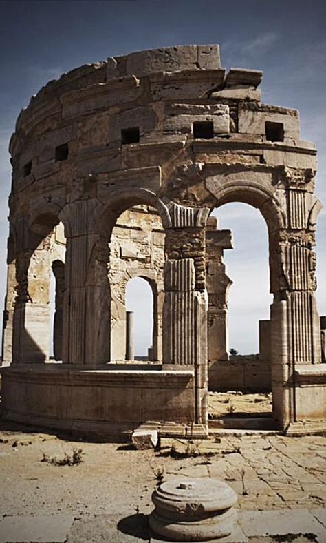 Leptis Magna . Libya Building Ruins, Leptis Magna, Rome Architecture, Architecture Antique, Iznik Tile, Empire Romain, Ancient Greek Architecture, Roman Architecture, The Ruins