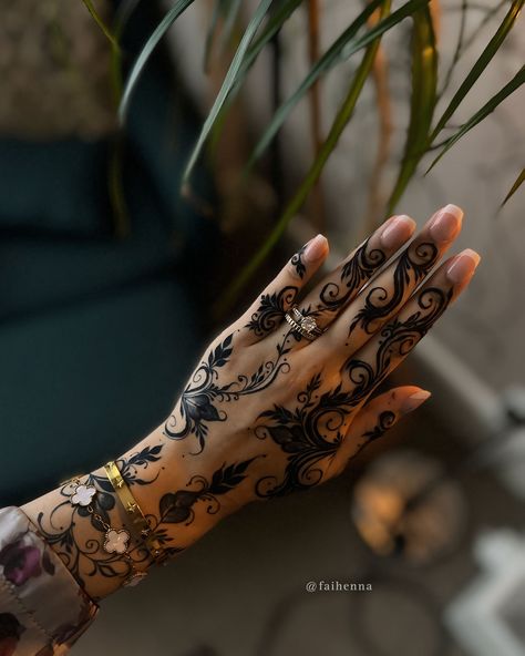 this is definitelyyy my most favourite design i’ve done on myself😍😍 i cannot stop staring at my hand 😩 💡 inspo : @hennaxsab 🍃 cones: @summaiya_hennashop . . . . . . . #henna #mehndi #hennartist #nikkah #wedding #london #pakistani #mehndidesign #art #bridalhenna #nails #elegant #hennastain #hennastainprogression #jagua #jaguahenna #aesthetic #jewelry Henna Sleeve, Yemeni Clothes, Nikkah Wedding, Henna Style Tattoos, Jagua Henna, Henna Inspo, Wedding London, Henna Nails, Henna Stain