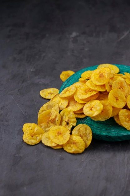 Croustilles de banane séchées ou gaufret... | Premium Photo #Freepik #photo #fond #nourriture #texture #vert Banana Chips, Baked Chips, Photoshop Tips, Diet And Nutrition, Premium Photo, Snack Recipes, Recipes To Cook, Cooking Recipes, Chips