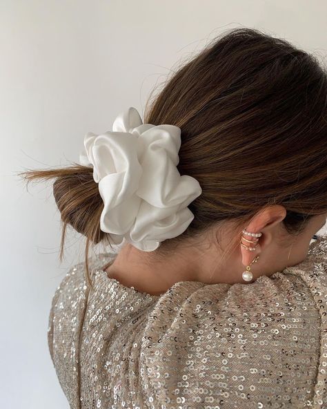 Estilo Madison Beer, White Scrunchie, Scrunchie Styles, Diy Hair Accessories Ribbon, Wind In My Hair, Clip Hairstyles, Eye Photography, Diy Hair Accessories, Stylish Hair