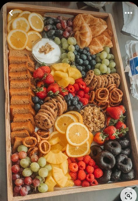 Food Boards Ideas Breakfast, Cold Breakfast Charcuterie Board, Wedding Morning Charcuterie Board, Brunch Fruit Charcuterie Board, Breakfast Fruit Board, Fruit Platter Breakfast, Breakfast Snack Board, Amazing Fruit Platter, Morning Charcuterie Board