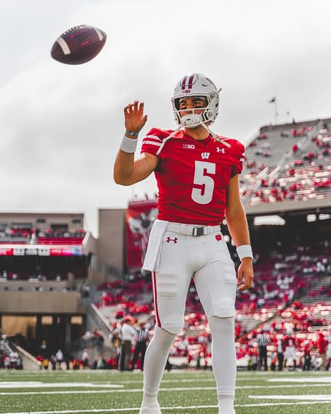 Quarterback Drip, Quarterback Aesthetic, Qb Drip, Cool Football Pictures, Drip Ideas, Football Swag, Wisconsin Badgers Football, Hs Football, Wisconsin Football