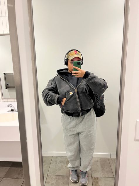 Streetwear Fashion Fall 2023, Oversized Camo Jacket Outfit, Carhartt Women Outfits Jackets, Carhartt Jacket Outfit Woman, Carhartt Women Outfits, Carhartt Women's Outfit, Carhartt Jacket Outfit, Jacket Outfit Women, Mode Zara