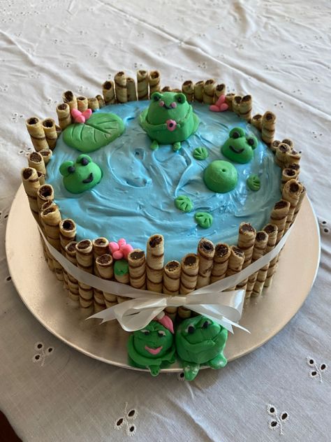 Frog Cake Ideas, Frog Themed Birthday Party, Waterfall Cake, Final Cake, Pond Cake, Frog Cupcakes, Frog Cake, Frog Theme, Cake Classes