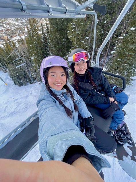 Ski Best Friends, Ski Pics With Friends, Ski Friends Pictures, Skiing With Friends Aesthetic, Cute Ski Pictures Friends, Aesthetic Ski Photos, Snow Friends Pictures, Ski Pictures Ideas Friends, Ski Photoshoot Ideas