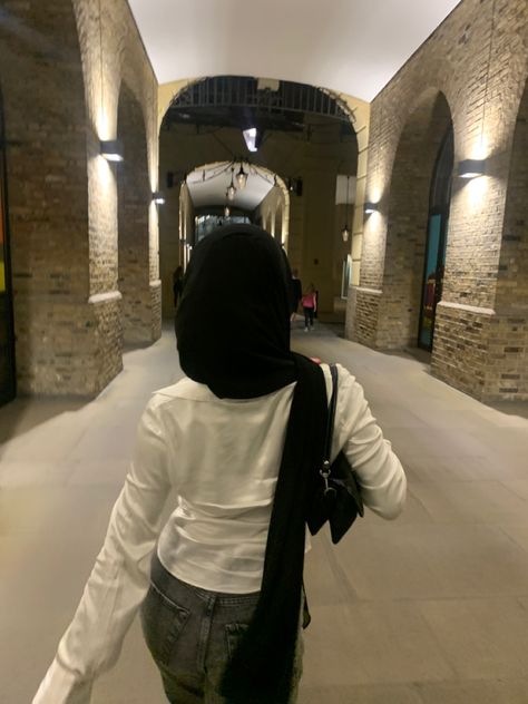 Grey Jeans Hijab Outfit, Grey Jeans Outfit, London Streets, Black Hijab, Hot Girl Summer, Hijabi Aesthetic, Uptown Girl, Outfit Hijab, Summer Black