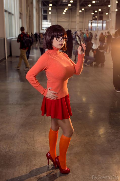 Halloween Poses, Velma Cosplay, Daphne And Velma, Velma Dinkley, Jessica Nigri, Comic Con Cosplay, Orange Sweater, Girls Halloween, Female Anatomy