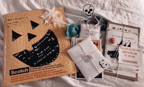 Pen Pal Package, Halloween Themed Penpal Letters, Fall Penpal Ideas, Fall Pen Pal Ideas, Cute Snail Mail Ideas, Halloween Snail Mail, Halloween Pen Pal, Penpal Gifts, Snail Mail Ideas