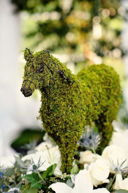 Kentucky Derby Themed Party, Derby Party Decorations, Artsy Decor, Derby Ideas, Run For The Roses, Moss Covered, Areas Verdes, Equestrian Decor, Kentucky Derby Party