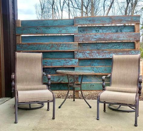 Saved this from FB reclaimed barn wood to make a privacy fence Reclaimed Wood Fence, Pallet Privacy Fences, Blue Fence, Wood Privacy Fence, Wood Wall Design, Fence Designs, Yard Fence, Privacy Fence Designs, Pallet Fence