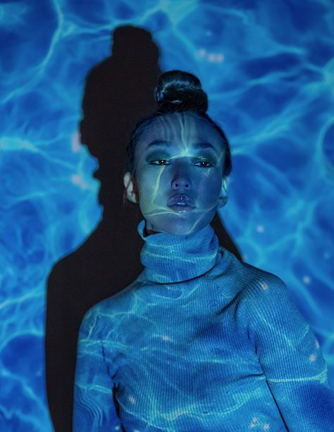 Cool Portrait Photography, Projection Photography, Water Projection, Creative Pics, Projector Photography, Photo Bleu, 심플한 그림, Photography Water, Ghost Girl