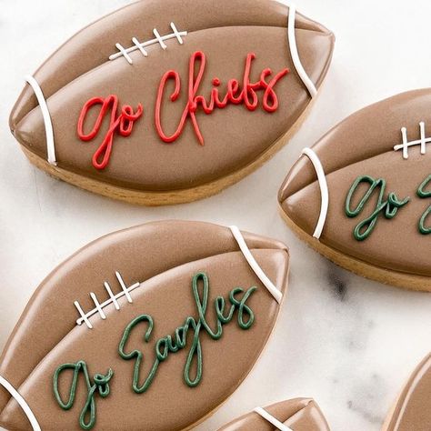 Football Cookie Platter, Football Team Cookies, Chicago Bears Cookies, Football Jersey Cookies Decorated, Super Bowl Decorated Cookies, Football Royal Icing Cookies, Football Helmet Cookies, Football Cookies Decorated, Superbowl Cookies