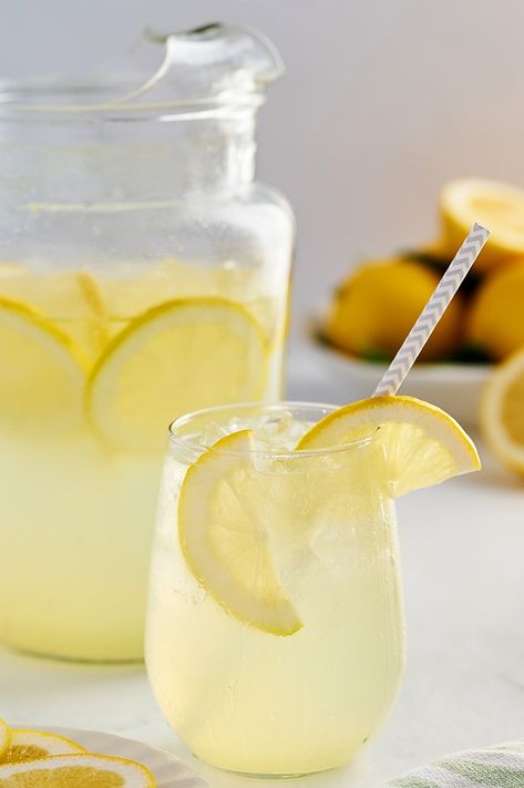 There's no better way to quench a summer thirst than with a tall, cold glass of Fresh-Squeezed Lemonade! This simple recipe only calls for 3 ingredients and makes it super easy! Glass Of Lemonade, Smoothie Ideas, Fresh Squeezed Lemonade, Cute Kitchen, Milkshakes, Simple Recipe, Simple Syrup, 3 Ingredients, Fruits And Vegetables