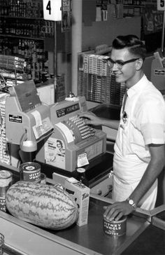 Jitney Jungle Checkout Clerk Billy Barineau In Tallahassee, 1962 Dangerous Minds, Cash Register, Foto Art, Vintage Life, Grocery Shop, Vintage Pictures, Litter Box, The Good Old Days, Vintage Photographs