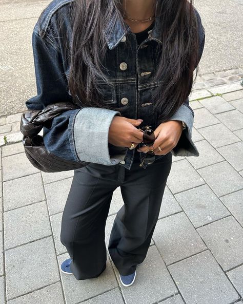 Marigona | sunny fall days 🤎 | Instagram Dark Denim Jean Jacket Outfits, Dark Jeans Jacket Outfit, Dark Wash Denim Jacket Outfit, Denim Jacket And Jeans Outfit, Denim Jean Jacket Outfits, Dark Denim Jacket Outfit, Blue Denim Jacket Outfit, Trench Coat Outfit Fall, Dark Jean Jacket