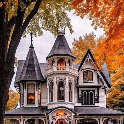 Halloween Fans Club on Instagram: "wow beautiful 👉Follow@halloweenfansclub9🎃💕🎃 .  Credit: @halloweendarkness . . . . . . . . . #halloweendecor#cosplay#fall#makeup#horrorfan#scary#autumn#halloweenparty#photography#witch" Halloween Victorian House, Victorian Halloween House, Fall Makeup, Rainy Days, Autumn Home, Victorian Homes, Autumn Leaves, Halloween Decorations, Sweet Home