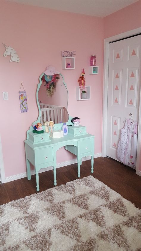 Pink and mint green little girls room. Pink And Mint Bedroom, Mint Green And Pink Bedroom, Pink And Mint Girls Room, Seafoam Green Bedroom, Modern Girls Rooms, Mint Green Bedroom, Bedroom Decor Pictures, Green Bedroom Ideas, Green Bedroom Design