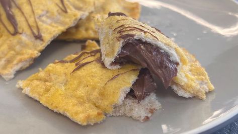 These air fryer Nutella toast pies are the ultimate comfort snack Nutella Air Fryer, Nutella Sandwich, Nutella Recipes, 3 Ingredients, Turkey Recipes, Air Fryer, Party Food, Nutella, Toast