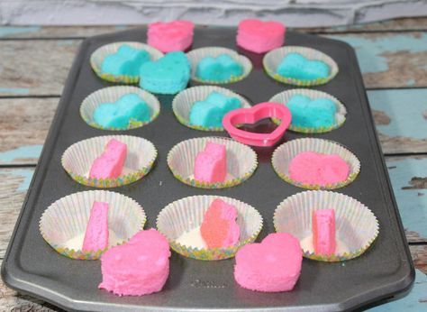 How To Make Gender Reveal Cupcakes! Baby shower and gender reveal party ideas. These are so fun and so easy! DIY Baby Shower and Gender Reveal Cupcakes homemade recipe! Heart shaped pink and blue centers. Diy Gender Reveal, Cupcakes Baby Shower, Twin Gender Reveal, Gender Reveal Cupcakes, Twins Cake, Pink Food Coloring, Gender Party, Gender Reveal Cake, Baby Gender Reveal