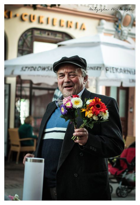 Sweet and funny old man selling flowers Getting Flowers, Selling Flowers, Old People, Old Man, Old Men, Funny, Flowers