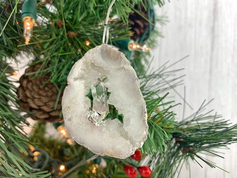 Gemstone Christmas tree ornament (from Etsy) - Decoist Diy Holiday Candle Holders, Pastel Color Schemes, Unique Christmas Trees, Crystal Formations, Ornament Hooks, Silver Ornaments, Agate Geode, Rubber Flooring, Agate Slice