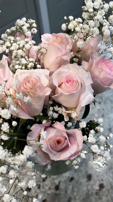 Flower Boquet, Brock Purdy, Pink Flower Bouquet, Arte Aesthetic, I Love Flowers, Luxury Flower Bouquets, Roses Art, White And Pink Roses, Pink Rose Bouquet