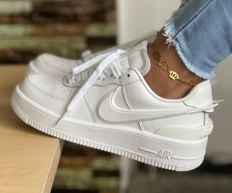 Zapatillas 47 Street, 47 Street, Crocs Fashion, Dr Shoes, Pretty Shoes Sneakers, Nike Sneakers Women, Shoes Outfit Fashion, Shoe Wishlist, Fresh Shoes