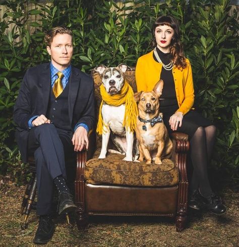 Some friends of mine had a family portrait made, and I think it's pretty amazing. - I NEED THIS Awkward Family Photos Christmas, Funny Family Christmas Photos, Wes Anderson Aesthetic, Fun Family Pictures, Spring Family Pictures, Wes Anderson Style, Uber Humor, Awkward Family Photos, Holiday Photoshoot