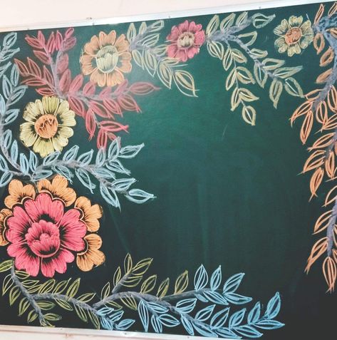 Black Wall With Flowers, Blackboard Art Ideas School, Blackboard Drawing Ideas, Floral Chalk Art, Blackboard Decoration Classroom, Floral Chalkboard Art, Blackboard Decoration Ideas, Sunflower Chalkboard Art, Board Decoration Ideas School With Chalk