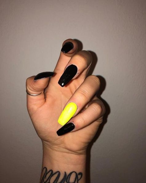 Black And Yellow Nails Acrylic, Nail Ideas Yellow, Black And Yellow Nails, Yellow Nails Acrylic, Nailart Black, Neon Yellow Nails, Matte Nail, Edgy Nails, Nice Fashion