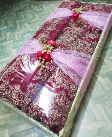 Lovely sister Bridal Dresses Packing Ideas, Bride Gift Packing Ideas, Lengha Packing Ideas, Gifts Packing Ideas Wedding, Chhab Packing, Wedding Dress Gift Packing Ideas, Bridal Gift Packing Ideas, Bridal Packing Ideas Indian, Dulhan Clothes Packing