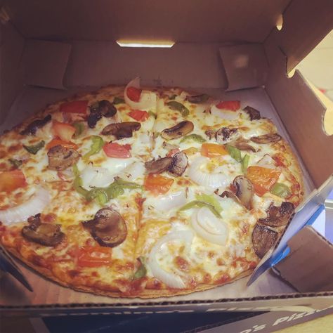 Pizza Dinner, Dominos Pizza, Instagram Food, Hawaiian Pizza, Vegetable Pizza, Pizza, Farmhouse, Baking, Instagram