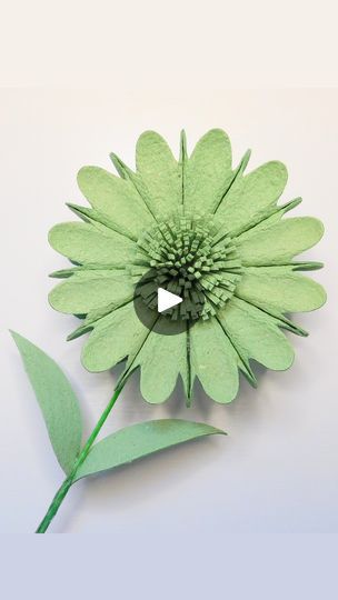 Egg Crate Flowers, Egg Carton Flower Wreath, Egg Carton Flowers, Egg Carton Crafts, Egg Crates, Egg Box, Easy Arts And Crafts, Diy Paper Crafts Decoration, Paper Ornaments