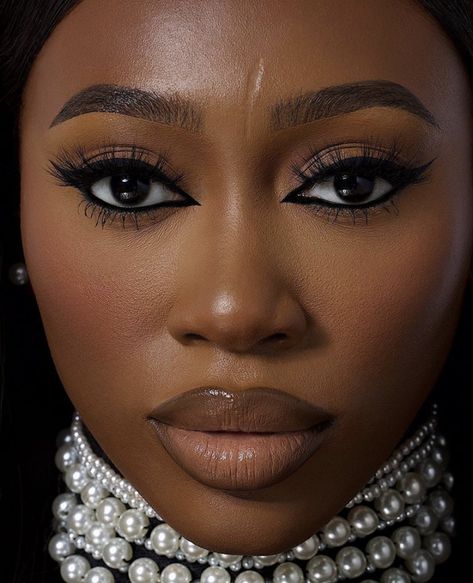 Eyeliner Makeup Looks Black Women, Makeup Ideas For Prom Black Women, Elegant Makeup Looks Classy Black Women, Simple Smokey Eye Black Women, Black Eyeshadow Looks Black Women, Smokey Black Eye Makeup Black Women, Neutral Makeup Looks Black Women, Brown Smokey Eye Makeup On Dark Skin, Black Makeup Looks Black Women