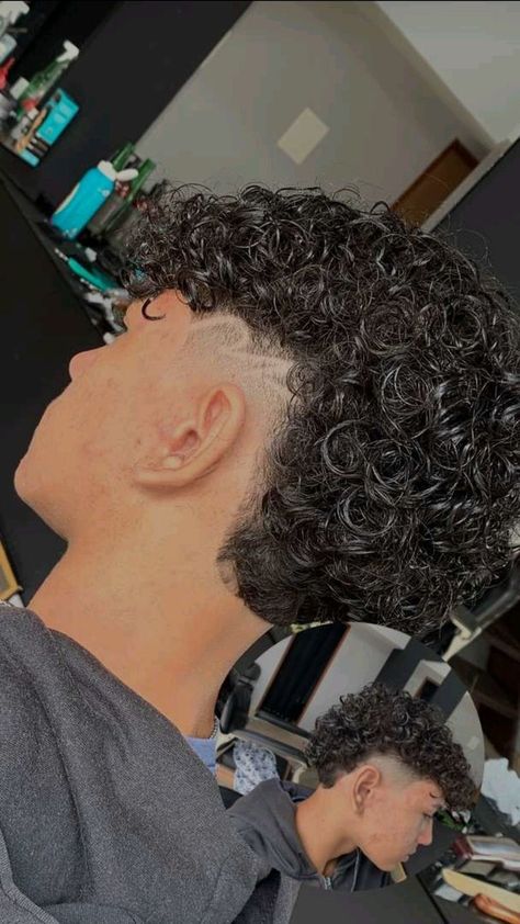 Cortes de cabelo masculino evoluíram de simples necessidades estéticas para expressões complexas de estilo pessoal. Esses cortes desempenham um papel vital na definição da identidade visual contemporânea. Ao mergulharmos no universo capilar masculino, é evidente que a busca por inovação e autenticidade molda constantemente as tendências nos últimos anos. Mullet Haircut For Curly Hair, Mullets Curly Hair, Mullet With Curly Hair, Curly Hair Men Haircut Mullet, Mullet For Curly Hair, Burst Fade Mullet Curly Hair, Curly Mullet Haircut, Burst Fade Curly Hair, Corte Freestyle