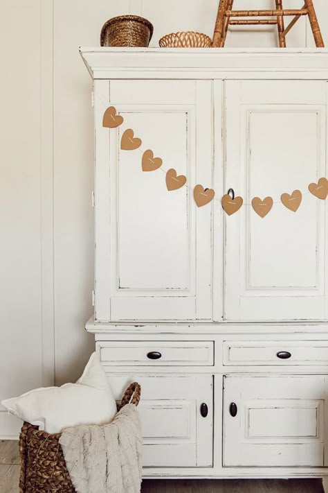 SImple and stylish Valentines decor. Make this easy Valentines garland with your Cricut machine. Neutral Valentines decor that will work with your home decor. Cricut Valentines Decor, Cute Valentines Decor, Handmade Valentines Decorations, Valentines Decor Farmhouse, Valentines Living Room, Cricut Garland Ideas, Valentine Garlands, Valentines Day Aesthetic Decor, Homemade Valentines Decor