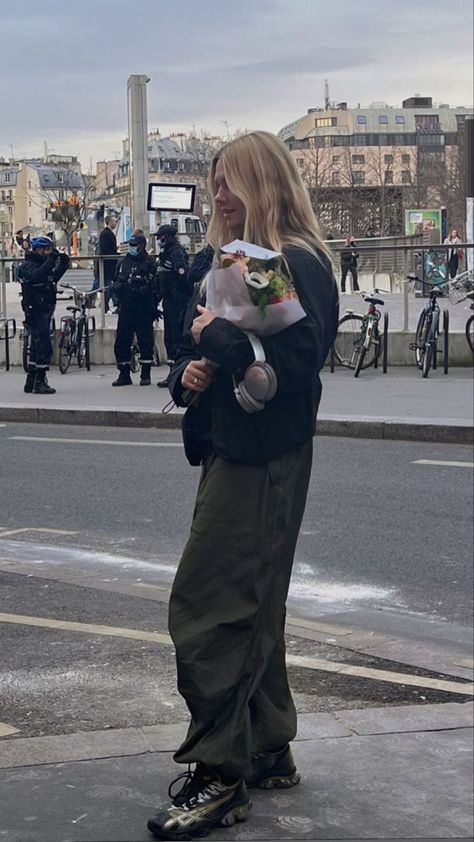 Freja Wewer Style, Hiking Shoes Street Style, Women Gorpcore Outfit, Berlin Aesthetic Outfit, Khaki Outfits For Women, Gorpcore Shoes, Khakis Outfit, Street Fits, Hiking Outfit Women