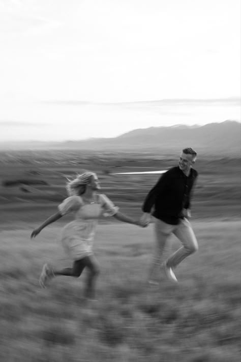 Blurry black and white Easy Engagement Photo Poses, Blurry Engagement Pictures, Blurry Couple Pictures, Couple Photoshoot Blurry, Blurry Couple Aesthetic, Blurry Couple Photos, Couples Photoshoot Black And White, Blurry Couple Pics, Blurry Engagement Photos