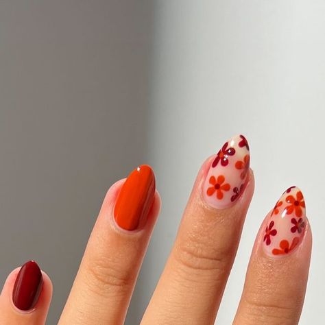 Samantha 🌹 on Instagram: "fall florals 🍁🧡  • • • #nails #nailart #nailinspo #diynails #notd #nailtech #nailsnailsnails #naildesign #nails2inspire #fall #fallnails #autumn #floralnails" Orange Nails White Flowers, After Thanksgiving Nails, Nail Art For Fall Autumn, Easy Nail Art Flowers, Retro Fall Nails, Fall Nails With Flowers, Fall Flowers Nails, Orange Flowers Nails, Floral Fall Nails