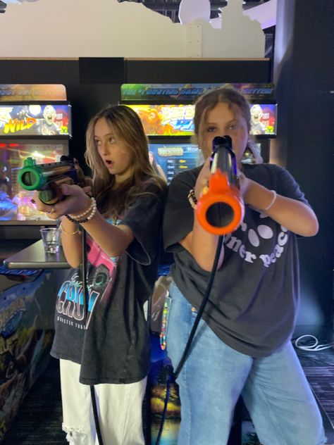 Arcade Pose Ideas, Arcade Aesthetic Friends, Arcade With Friends, Arcade Picture Ideas, Arcade Photoshoot Aesthetic, Arcade Pictures, Arcade Pics, Arcade Aesthetic Photoshoot, Arcade Photoshoot