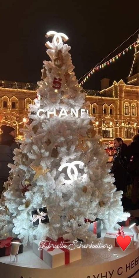 Coco Chanel | Facebook Christmas Pranks, Fashion Themes, Winter Wallpaper, Vintage Couture, Pretty Wallpaper Iphone, Christmas Mood, I Wallpaper, Outdoor Christmas Decorations, Christmas Wallpaper