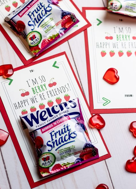 Need an easy and fast Valentine cards for your kids' classmates? Download a free printable and attach a bag to make fruit snack valentines. Valentines Day Cards Diy, Valentines Printable, Friend Valentine Gifts, Diy Beer, Valentine Gifts For Kids, Fruit Snack, Printable Valentines, Preschool Valentines, Printable Valentine